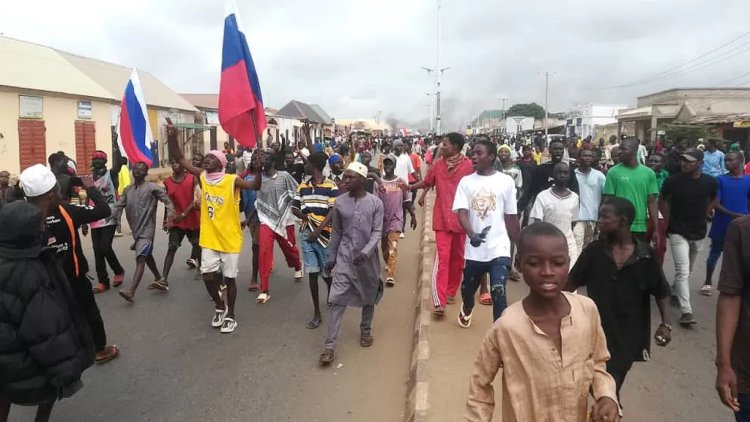 Arrestation de Sept Polonais au Nigeria : Les Drapeaux Russes en Pleine Manifestation Contre la Crise Économique